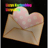 Lizzys Gutschein im offenen Kuvert mit kleiner Herzkarte